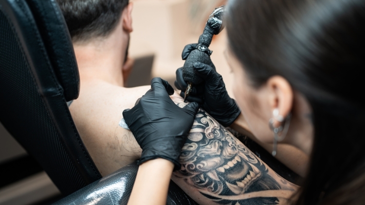 Τατουάζ και υγεία: Μπορεί το μελάνι να συνδέεται με καρκίνο;