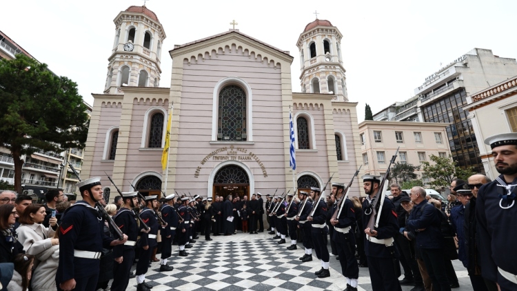 Κατάμεστη η Μητρόπολη Θεσσαλονίκης για τον εορτασμό των Θεοφανίων, δείτε φωτογραφίες