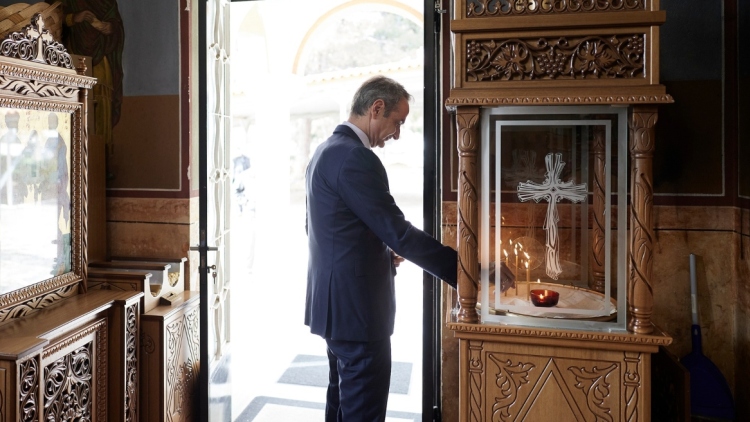 Η ανάρτηση Μητσοτάκη για τα Θεοφάνια και το κεράκι στο εκκλησάκι της 110 Πτέρυγας Μάχης