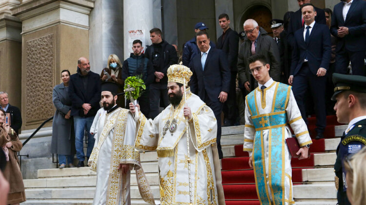 Με λαμπρότητα γιορτάζονται τα Θεοφάνια σε Αθήνα και Πειραιά, δείτε φωτογραφίες