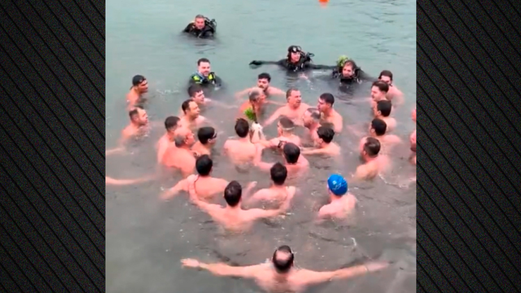 Στην Αλεξανδρούπολη έψαλαν τον Εθνικό Ύμνο αφού έπιασαν τον Σταυρό για τα Θεοφάνια, δείτε βίντεο
