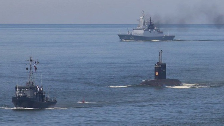 Επικίνδυνα παιχνίδια στον Ατλαντικό: Οι ΗΠΑ προσπαθούν να δεσμεύσουν το τάνκερ Bella-1 με ρωσικά σκάφη να βρίσκονται στην περιοχή