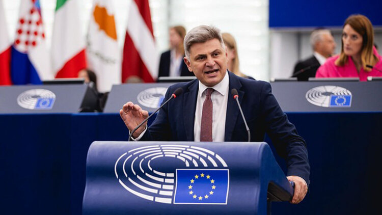 Η πορεία για τη διαγραφή Φαραντούρη από τον ΣΥΡΙΖΑ: Οι εξηγήσεις, ο μονόδρομος και το σκεπτικό της Κουμουνδούρου