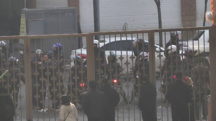 Δακρυγόνα έφτασαν σε νοσοκομείο της Τεχεράνης κατά τη διάρκεια επεισοδίων με διαδηλωτές