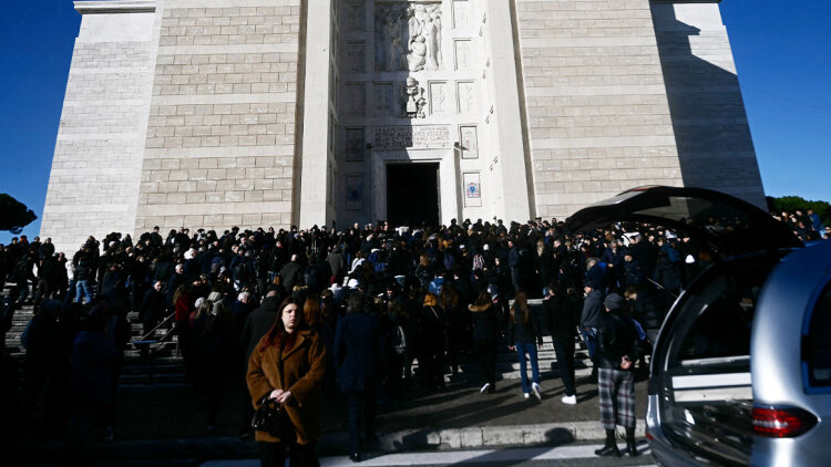 Πλήθος κόσμου και με χειροκροτήματα το τελευταίο αντίο στον 16χρονο Ρικάρντο που σκοτώθηκε στη φωτιά στο Κραν Μοντανά, δείτε live