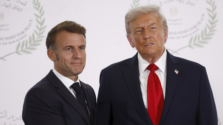 «Ντόναλντ σε ικετεύω»: Ο Τραμπ κοροϊδεύει τον Μακρόν για τους δασμούς στα φάρμακα