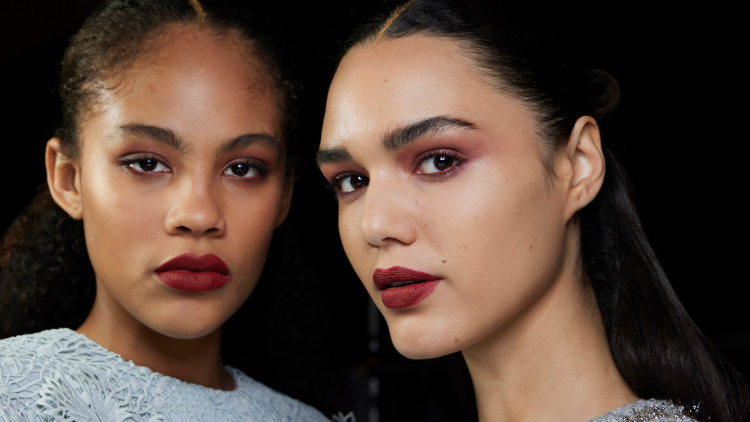 Υγρό κραγιόν: Τα πέντε βήματα που ακολουθούμε για έντονο χρώμα και διάρκεια όλη μέρα
