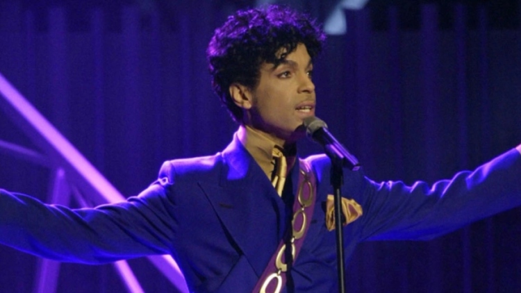 Το φινάλε του Stranger Things εκτόξευσε τραγούδια του Prince στις πλατφόρμες streaming
