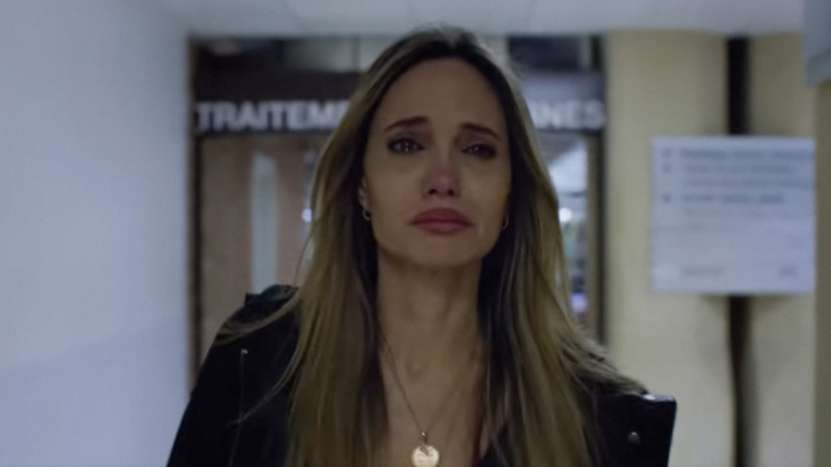 Αντζελίνα Τζολί: Υποδύεται μια γυναίκα με καρκίνο του μαστού, λέει ότι της θυμίζει τη μάχη που έδωσε η μητέρα της με την ασθένεια