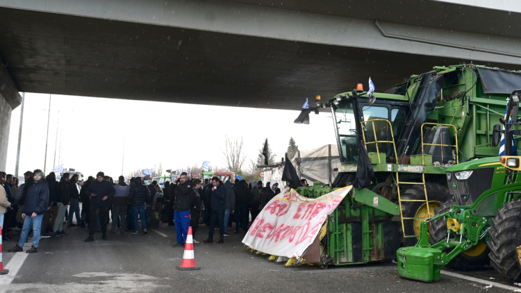 Ανυποχώρητοι οι αγρότες: Έκλεισε η υψηλή γέφυρα της Χαλκίδας, ξεκινά ο 48ωρος αποκλεισμός σε τελωνεία 
