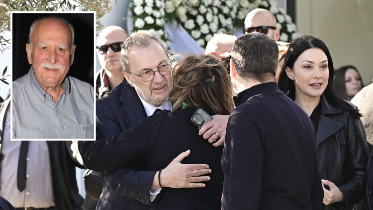 Συγκίνηση στο τελευταίο αντίο στον Γιώργο Παπαδάκη: Ο αποχαιρετισμός από φίλους και συνεργάτες και το «Γιωργάρα στο καλό» του Στρατή Λιαρέλλη