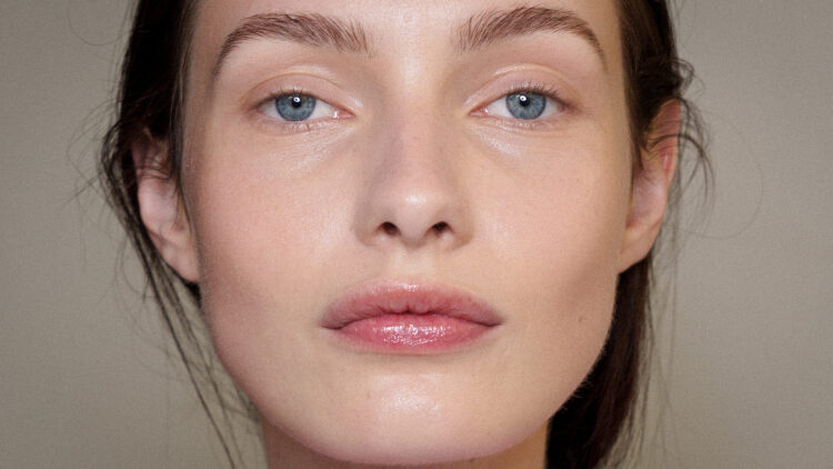 Οι μάσκες χειλιών που έχουν αποκτήσει μία μόνιμη θέση στη βραδινή μας ρουτίνα περιποίησης
