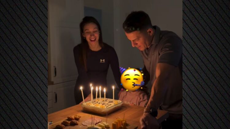 Ο Γιώργος Αγγελόπουλος έσβησε την τούρτα για τα 44α γενέθλιά του μαζί με την κόρη του, δείτε το βίντεο
