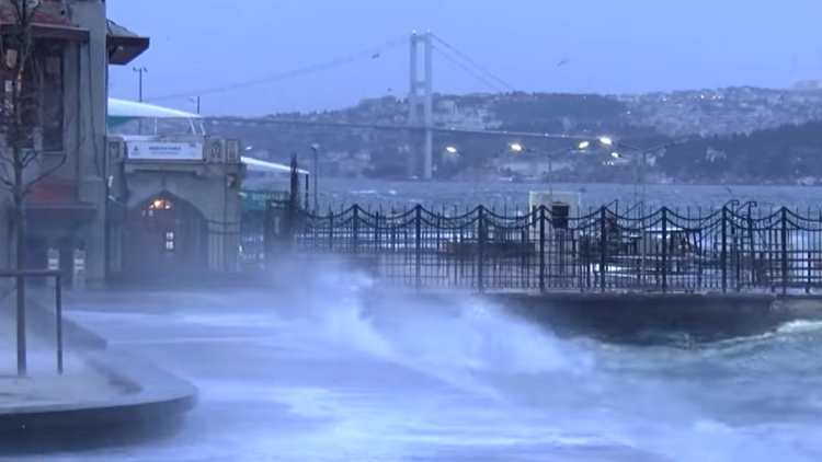 Κωνσταντινούπολη: Σφοδρή καταιγίδα με ισχυρούς ανέμους και βροχές, αεροπλάνο δεν μπόρεσε να προσγειωθεί στο Σαμπιχά Γκιοκτσέν, δείτε βίντεο