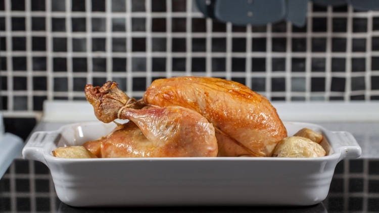 Οικονομία στην κουζίνα: Φτιάχνουμε με ένα κοτόπουλο τρία φαγητά