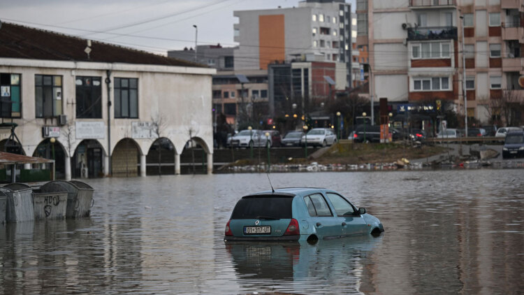 Σαρώνει η κακοκαιρία Αλβανία και Κόσοβο: Ποτάμια λάσπης κεντρικοί δρόμοι, εκκενώσεις οικισμών και κατολισθήσεις, δείτε βίντεο