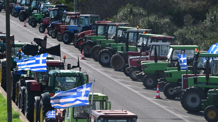 Κλειστή η εθνική οδός Αθηνών - Λαμίας από το Κάστρο Βοιωτίας, απέκλεισαν και παράδρομους οι αγρότες: «Οι οδηγοί να βάλουν τα GPS» λένε