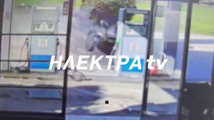 Τραγωδία στην Κορινθία με δύο νεκρούς: Η στιγμή που το αυτοκίνητο μπαίνει σε βενζινάδικο με μεγάλη ταχύτητα και καρφώνεται στο σπίτι