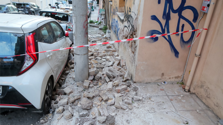 Νέος Κόσμος: Μπαλκόνι κατέρρευσε πάνω σε σταθμευμένα αυτοκίνητα, δείτε φωτογραφίες