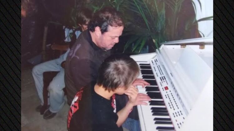 Ο Good Job Nicky δημοσίευσε φωτογραφία από την παιδική του ηλικία με τον Γιάννη Πάριο
