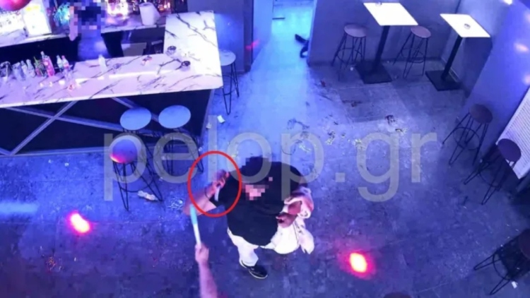 Φωτογραφία ντοκουμέντο με τον άνδρα που βγάζει μαχαίρι μέσα στο κλαμπ στην Πάτρα που ξυλοκόπησαν θανάσιμα τον 30χρονο