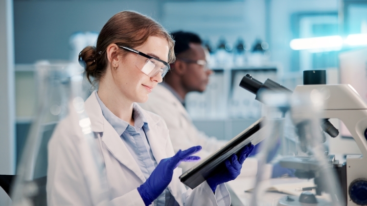 5 ορόσημα του 2025 που αλλάζουν το νόημα της θεραπείας - Η Ιατρική στο κατώφλι της Ψηφιακής Βιολογίας