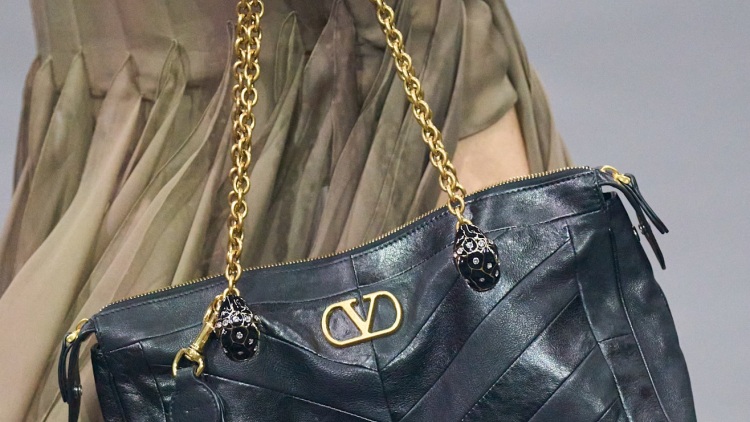 Οι ωραιότερες μαύρες τσάντες για να επενδύσετε αυτή τη σεζόν
