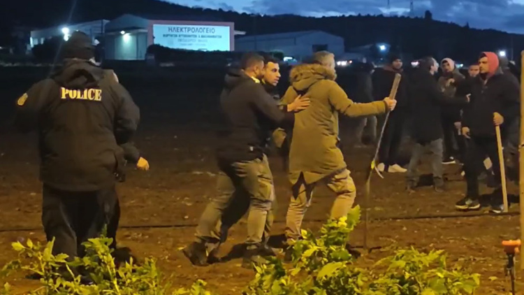 Ένταση στο μπλόκο της Θήβας, αγρότες ζήτησαν την αποχώρηση της Αστυνομίας