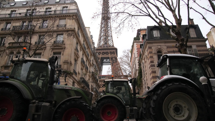 Στον Πύργο του Άιφελ και την Αψίδα του Θριάμβου έφτασαν Γάλλοι αγρότες που διαμαρτύρονται για την Mercosur, δείτε βίντεο