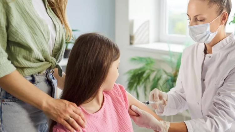 Από 17 σε 11 μειώνουν τα εμβόλια για παιδιά οι ΗΠΑ – Έντονες αντιδράσεις