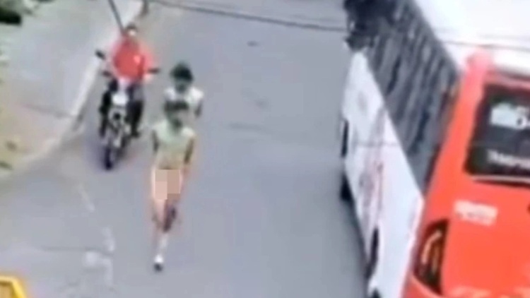 Κάτοικοι στην Κολομβία γδύνουν και διαπομπεύουν κλέφτες στον δρόμο