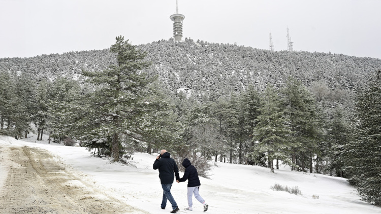Καιρός: Έρχονται καταιγίδες το Σάββατο, ψυχρή εισβολή την Κυριακή με χιόνια και στην Αττική