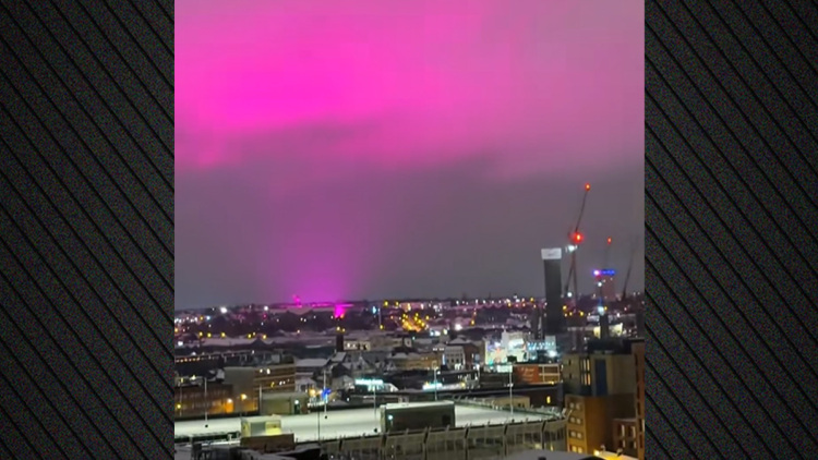 Viral οι εικόνες από τον φούξια ουρανό στα Δυτικά Μίντλαντς στην Αγγλία, δείτε βίντεο