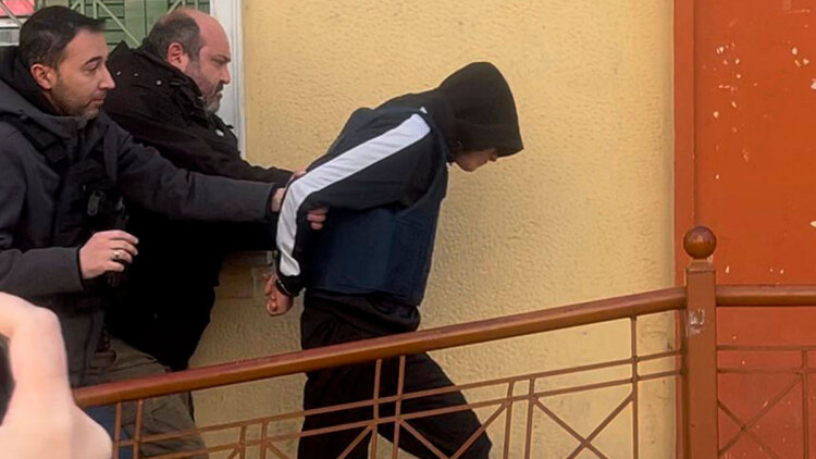 Στον ανακριτή ο 16χρονος για τον φονικό ξυλοδαρμό του 17χρονου στις Σέρρες - Φίλοι και συγγενείς ζητούν δικαιοσύνη έξω από τα δικαστήρια
