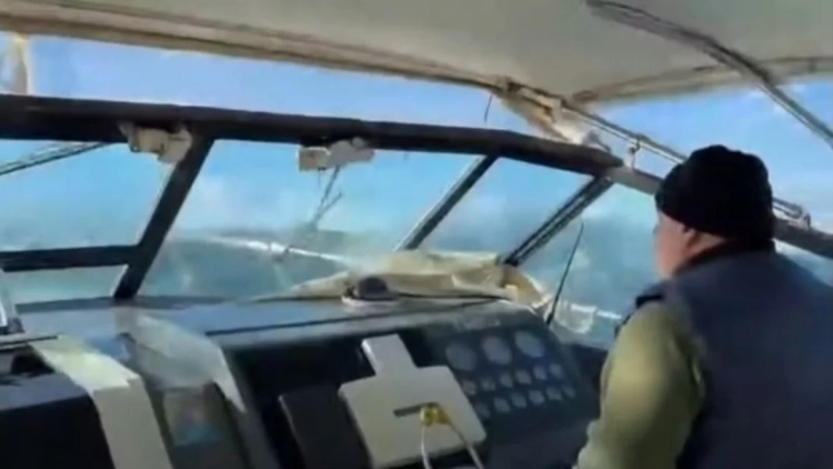 Σκιάθος: Καπετάνιος αψήφησε τους ανέμους και τη θάλασσα για να μεταφέρει βρέφος στον Βόλο και να νοσηλευτεί