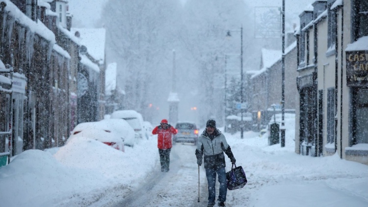 Κακοκαιρία Goretti: Χάος στο Ηνωμένο Βασίλειο από θυελλώδεις ανέμους, χιόνια και παγετό, δείτε βίντεο 