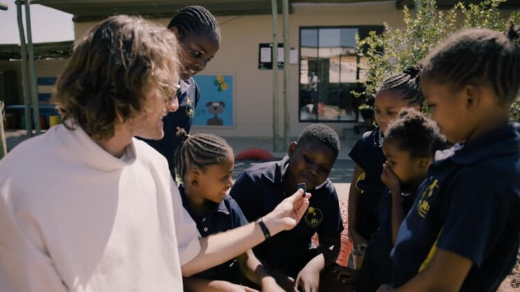 Αν αναζητάς λίγο χρόνο μακριά από τον θόρυβο αυτό το βίντεο είναι για σένα: Το ντοκιμαντέρ του Τσιτσιπά για τη Ναμίμπια 