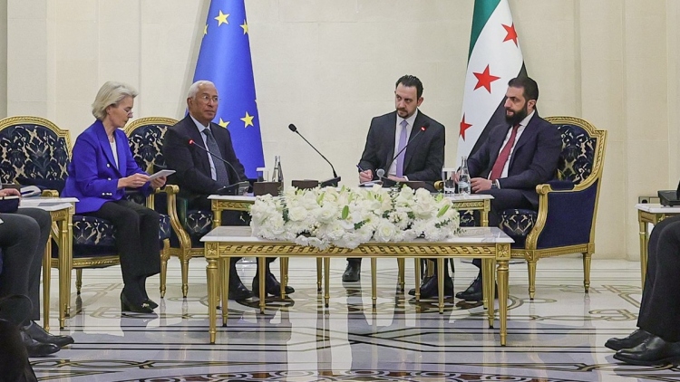 Ούρσουλα φον ντερ Λάιεν από τη Δαμασκό: Η Ευρώπη θα κάνει ό,τι μπορεί για να βοηθήσει τη Συρία