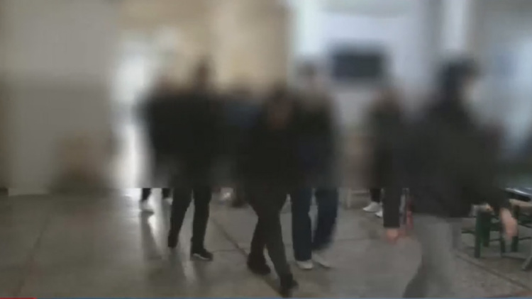 Ελεύθερη με περιοριστικούς όρους η μάνα των κοριτσιών που φέρεται να βιάζονταν από τον πατέρα τους στη Μεσαρά