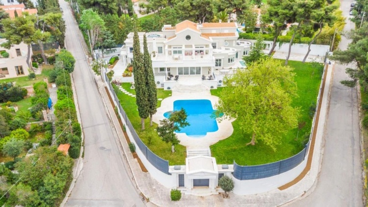 Στέφανος Κασσελάκης: Το πατρικό «κόσμημα» της Εκάλης νοικιάζεται προς 20.000 ευρώ το μήνα
