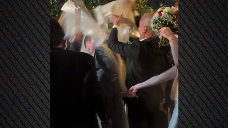 Γάμος… πνιγμένος στο ρύζι: Το viral βίντεο στο TikTok με τον γαμπρό θαμμένο μέχρι τους αστραγάλους