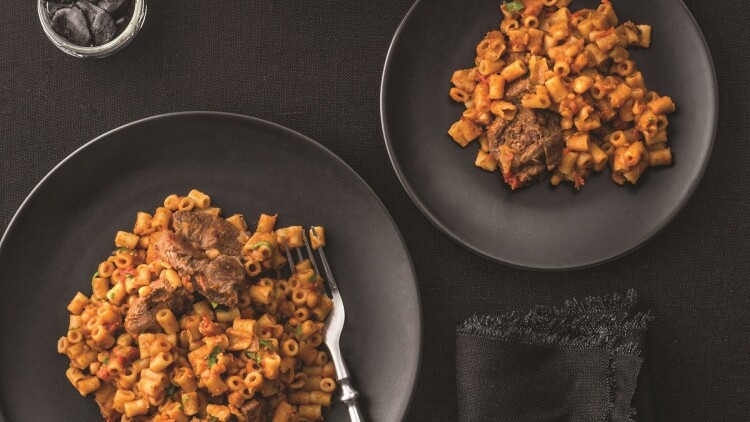 Μοσχάρι: 25 διαφορετικοί τρόποι να το μαγειρέψουμε στον φούρνο – Και όχι μόνο γιουβέτσι