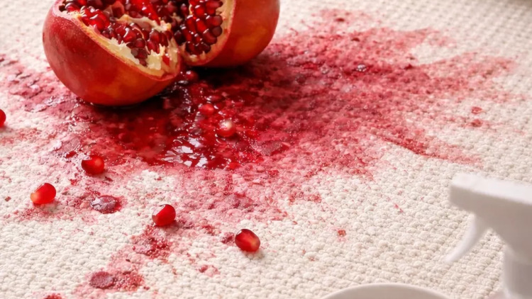 Πώς φεύγουν οι λεκέδες από χυμό ρόδι από το χαλί, το τραπεζομάντηλο ή τον καναπέ