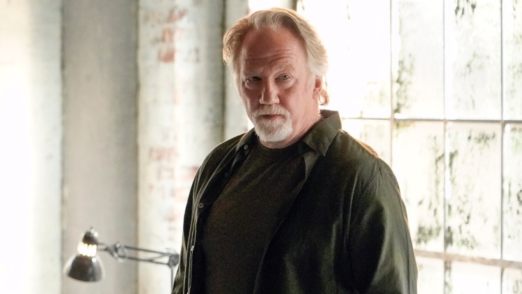 Ένταλμα σύλληψης για τον ηθοποιό του «West Wing» Τίμοθι Μπάσφιλντ για φερόμενη σεξουαλική κακοποίηση ανηλίκων