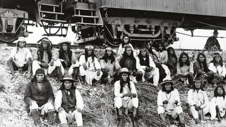 Πώς οι «πολιτισμένοι» Αμερικανοί εξόντωσαν τους «βαρβάρους» ινδιάνους Απάτσι: Ο 10ετής πόλεμος που ξεκίνησε από μια παρεξήγηση