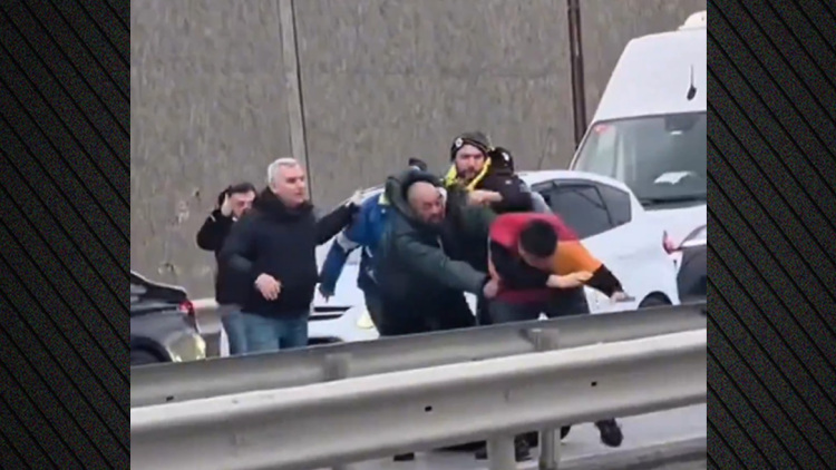 Δέκα οπαδοί της Φενερμπαχτσέ επιτέθηκαν άγρια σε οπαδό της Γαλατάσαραϊ πριν τον τελικό του Σούπερ Καπ Τουρκίας, βίντεο
