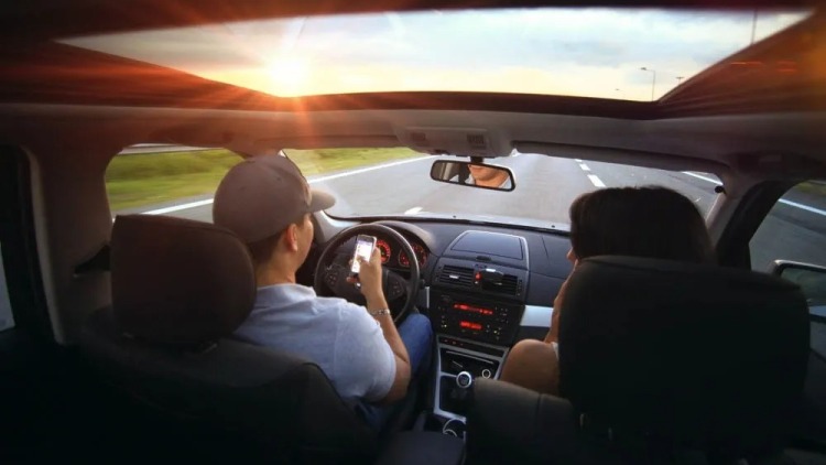 Ιδού οι πιο επικίνδυνες συνήθειες στο τιμόνι - Εσείς ποιες έχετε;
