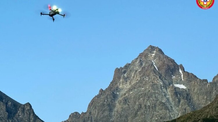 Ένα κόκκινο σημάδι στο χιόνι: Πώς το AI έλυσε το μυστήριο ενός αγνοούμενου ορειβάτη