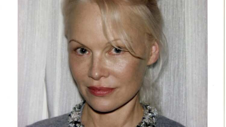 Η Pamela Anderson επέστρεψε στο χαρακτηριστικό πλατινέ ξανθό της
