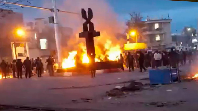 Έτοιμος ο Τραμπ να παρέμβει στο Ιράν: Πάνω από 100 οι νεκροί στις διαδηλώσεις, σκληραίνει την καταστολή το καθεστώς